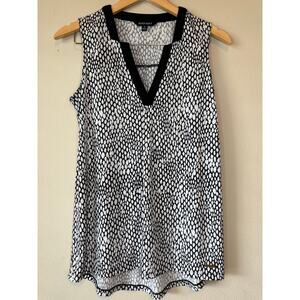 Ellen Tracy black and white sleeveless V-neck blouse